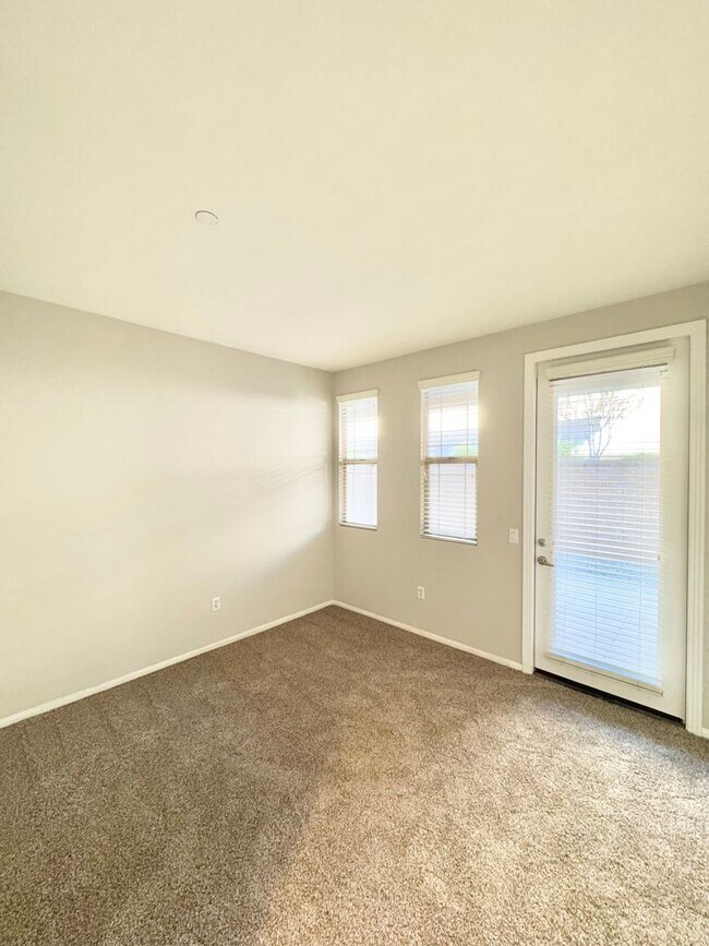 Building Photo - 12336 Hollyhock Dr