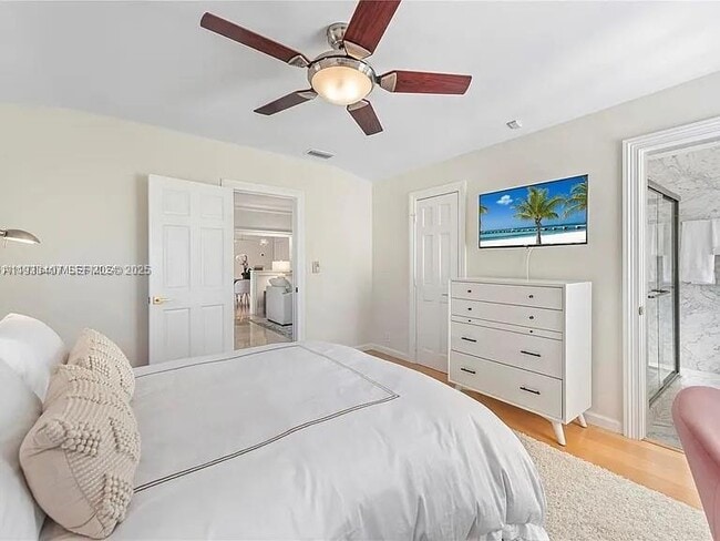 Building Photo - 5371 N Bay Rd