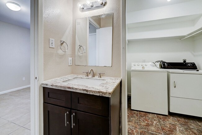Building Photo - Spring Branch Townhome