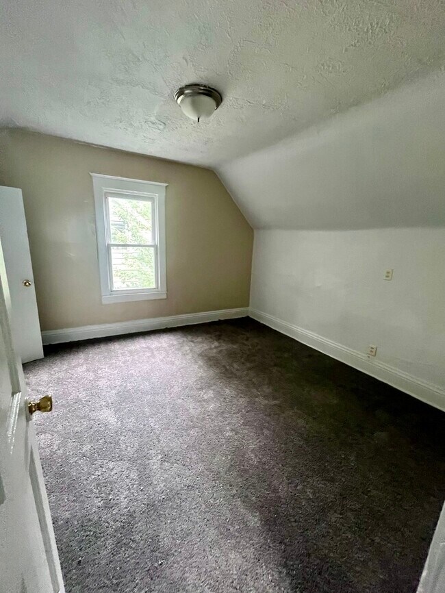 Building Photo - Newly Renovated Single Family Home!