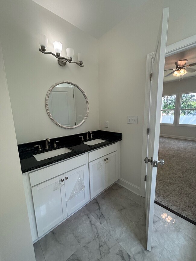 Building Photo - 645 Glensford Dr