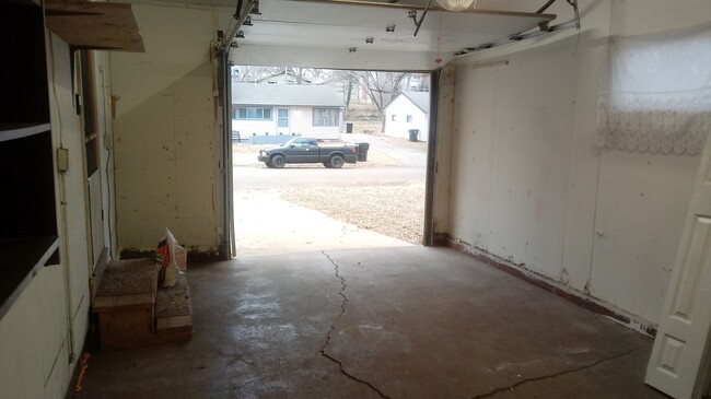 Building Photo - 3BR rancher with appliances and garage. Pr...