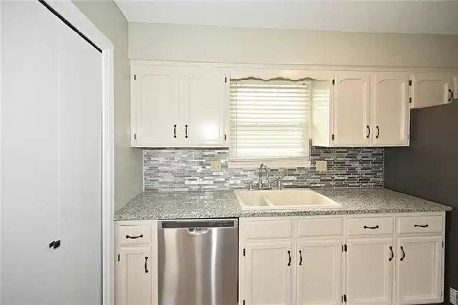 Building Photo - 1102 Hampton Dr