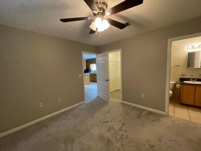 Building Photo - 487 Woodlawn Rd