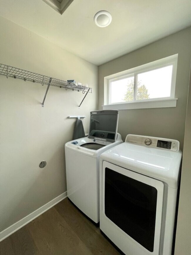 Building Photo - Like new 3 bedroom townhome in SE Bend!