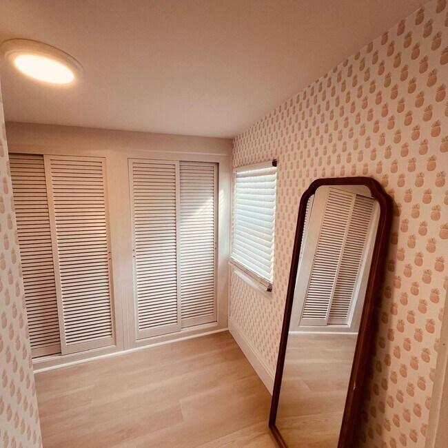 Building Photo - Stunning FULLY FURNISHED 3/2.5 entire hous...