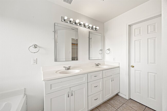 Building Photo - 7331 Wimberly Oaks Ln