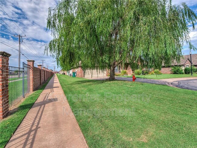 Building Photo - 16501 Moorgate Ln