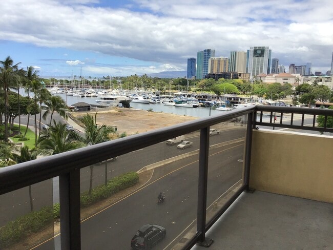 Building Photo - Ala Wai Terrace