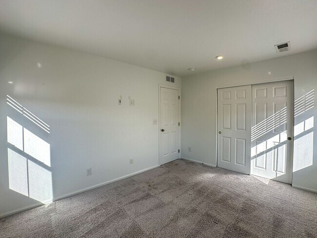 Building Photo - CORNER 3bd 2.5ba paired home in Trails Edge!