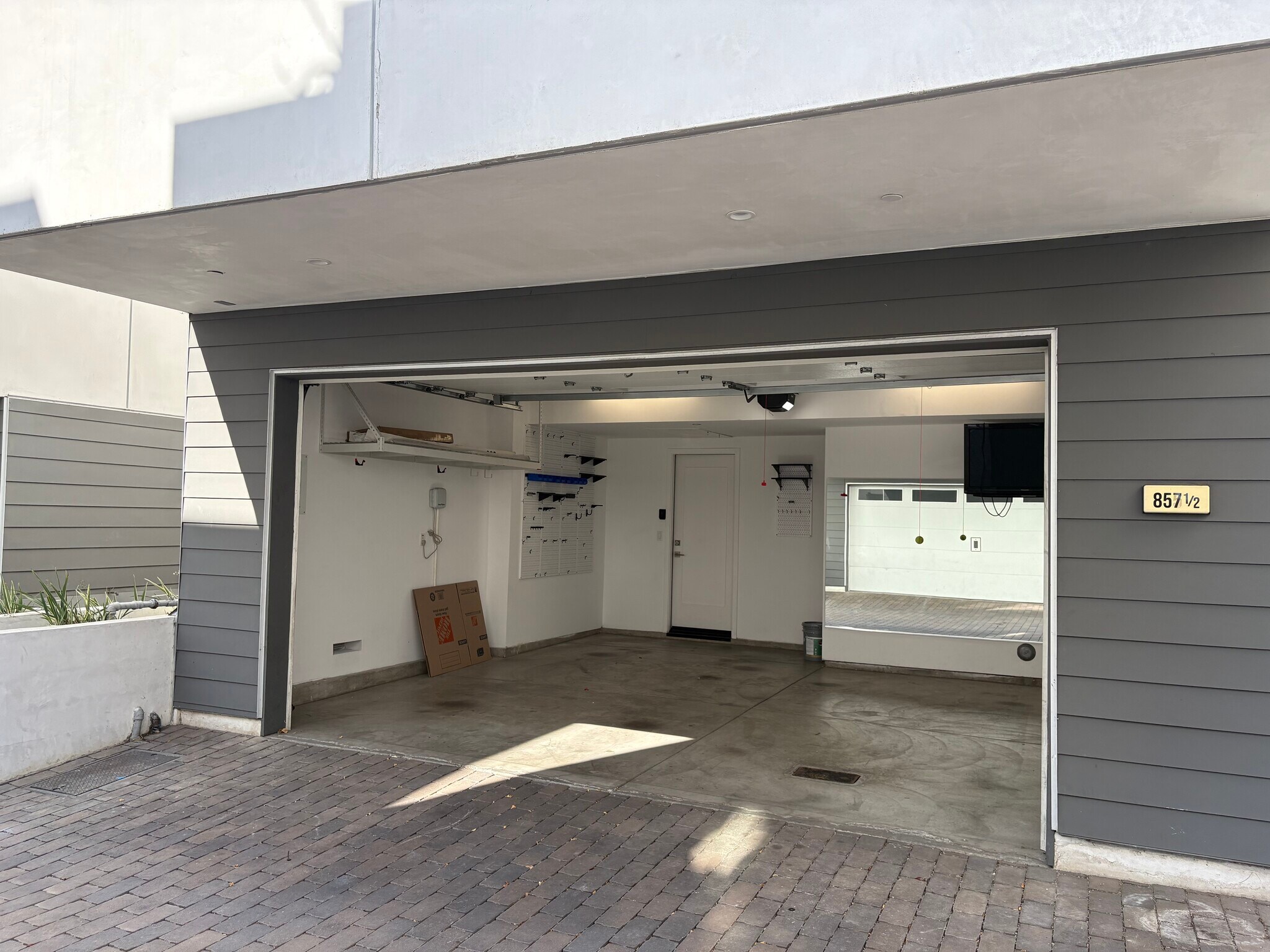 Building Photo - 857 1/2 Hyperion Ave