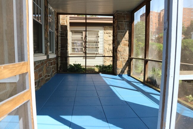 Building Photo - Large 3-bedroom house for rent in Wilmingt...