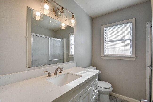 Building Photo - 131 Lakewood Dr