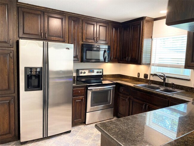 Building Photo - 26411 Maplewood Dr