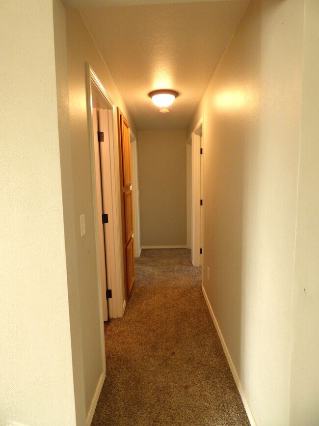 Building Photo - Rent Special: 1/2 Off February's 3 bed 2 Bath - Single Level home