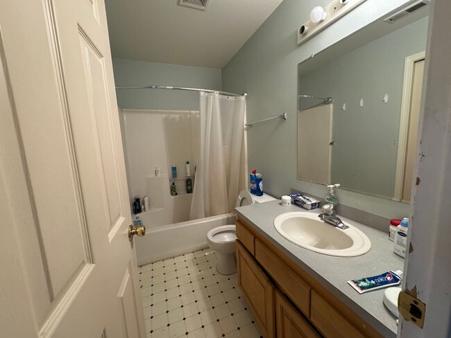 Building Photo - 3 Bed 1.5 Bath Townhouse w/ Garage Close t...