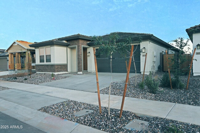 Building Photo - 879 W Finch Dr