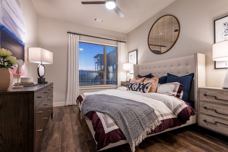 Bedroom with hard surface flooring - Avalon Lowry