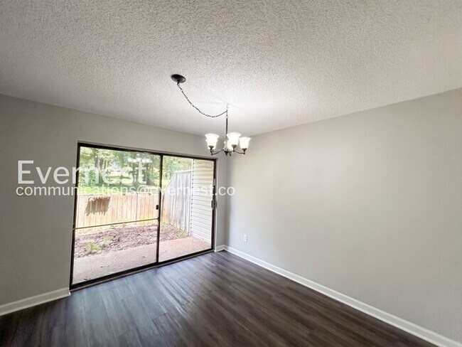 Building Photo - 4 Bed / 2 Bath Modern Home / Pet-Friendly / Available Now!