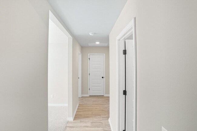 Building Photo - Like new, Move in Ready.