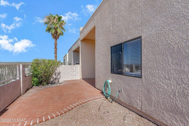 Building Photo - 4992 N Valle Rd
