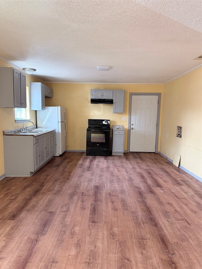 Building Photo - 212 S Main St