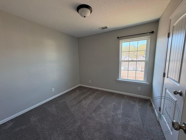 Building Photo - **RATE DROP ALERT (Was $2600/month)!**