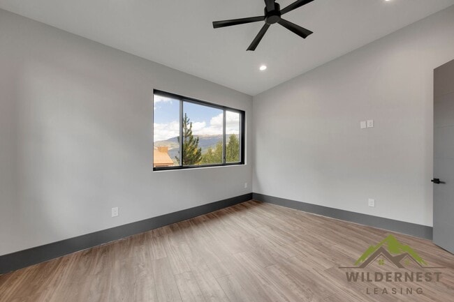 Building Photo - 348 Lake View Dr