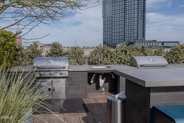 Building Photo - 530 S Hewitt St