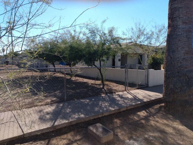 Building Photo - 1327 E Pierce St