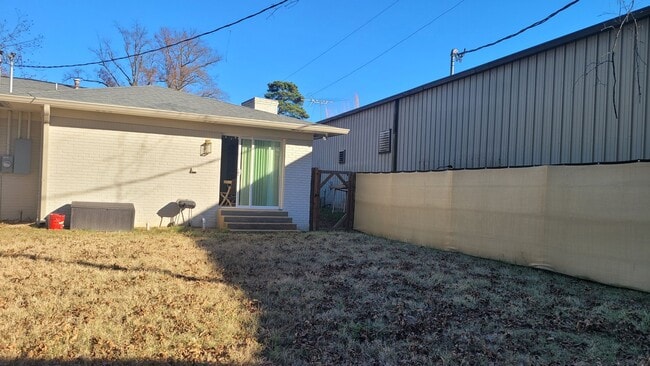 Building Photo - Cute bungalow in the heart of everything! Updated!