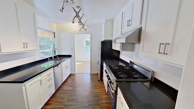 Building Photo - Desirable 3 Bedroom, 2 Bathroom house in S...