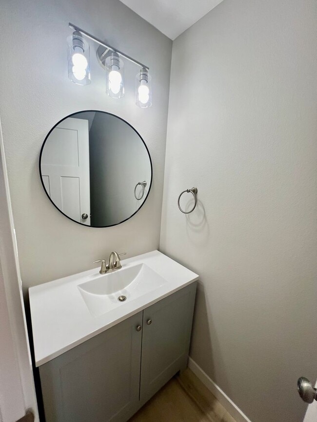 Building Photo - Come check out this stunning duplex! **MOVE IN SPECIAL $600.00 OFF FIRST'S MONTH'S RENT!**