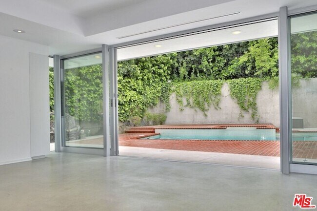 Building Photo - 4031 Hollyline Ave