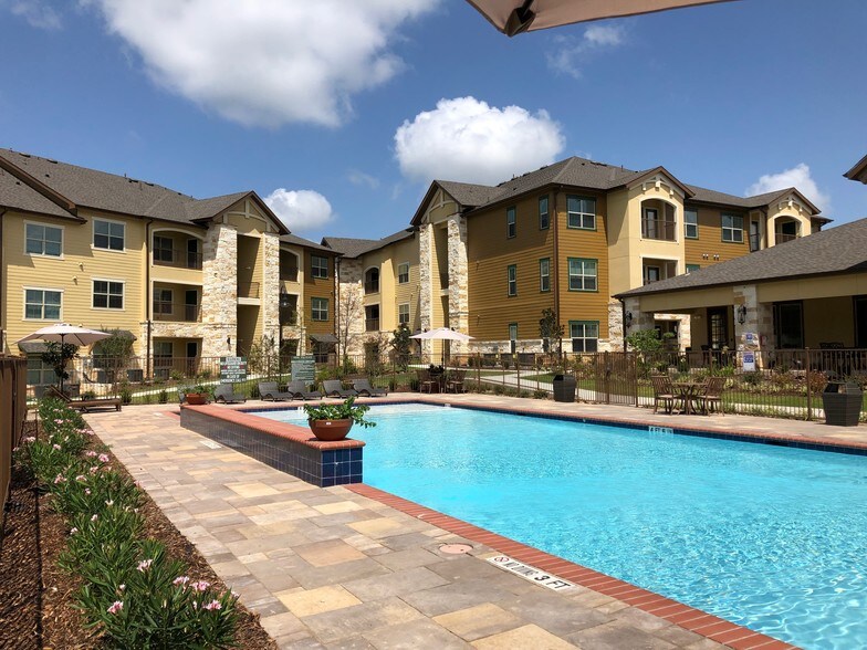 Pool & Clubhouse - The West Hill