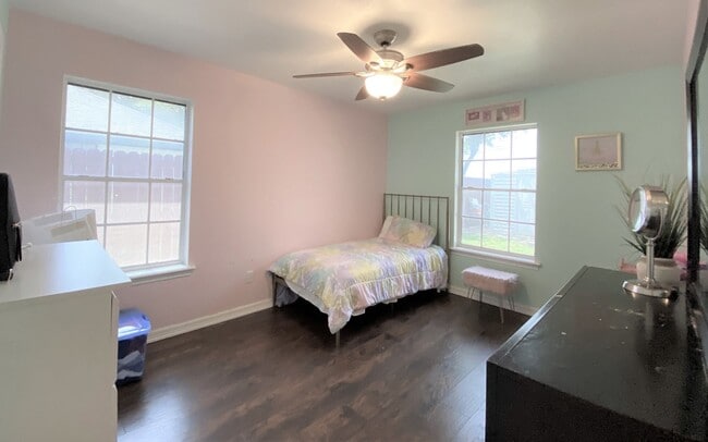 Building Photo - 3Bed/2 Bath Well kept and Upgraded! ( Mcal...