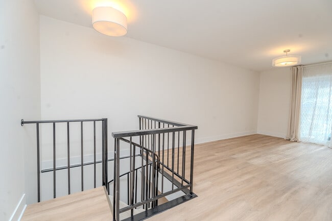 Building Photo - 2740 W Farragut Ave