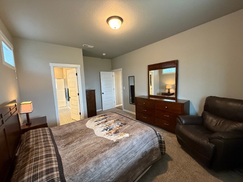 Building Photo - 9008 W Caelen Ave