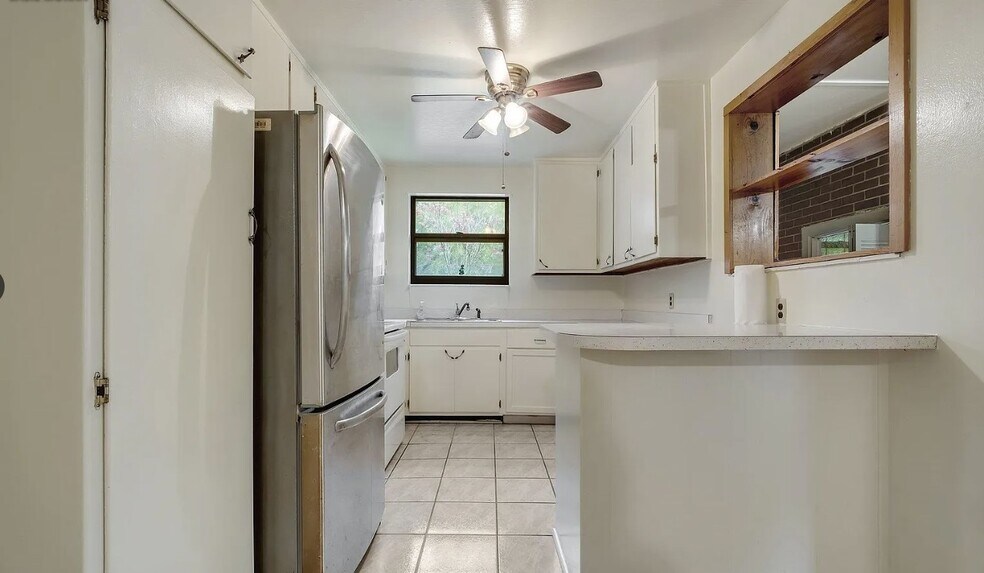 Kitchen - 1927 Grimes Ln