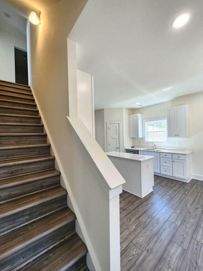 Building Photo - Black Mountain Rental!