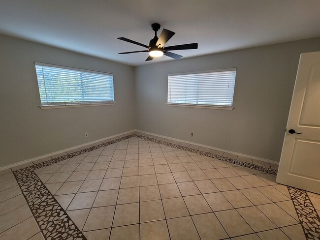 Building Photo - 219 W Silver Sands Dr