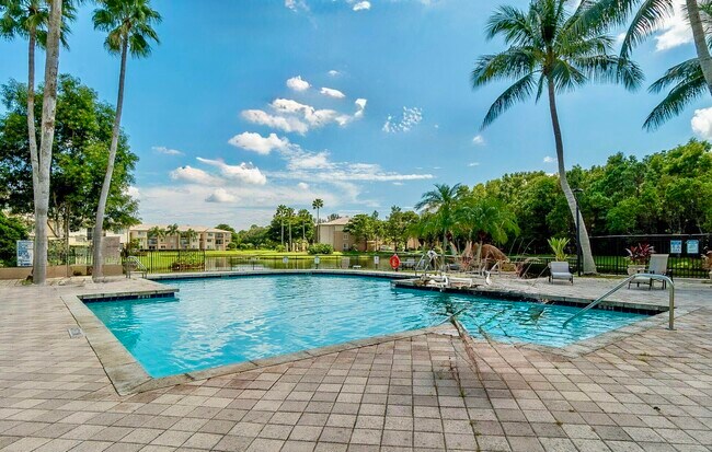 Building Photo - 900 Crestwood Ct S