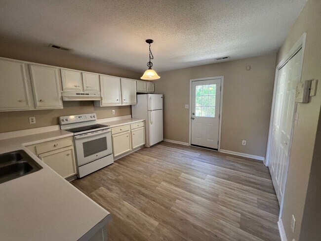 Building Photo - Beautiful 2 bedroom 2.5 bath town house located off Piney Green Road