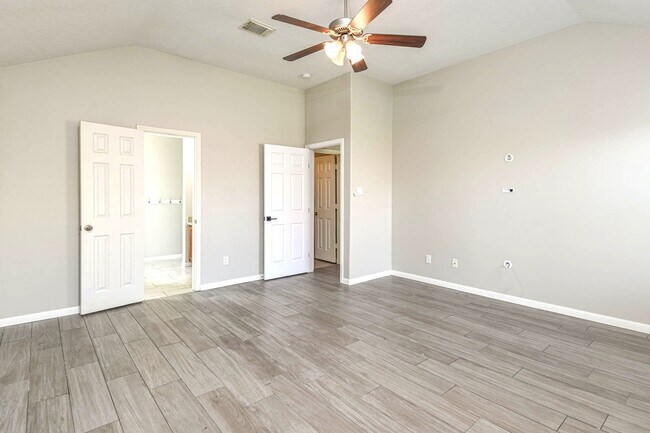 Building Photo - 245 Lake Estates Dr