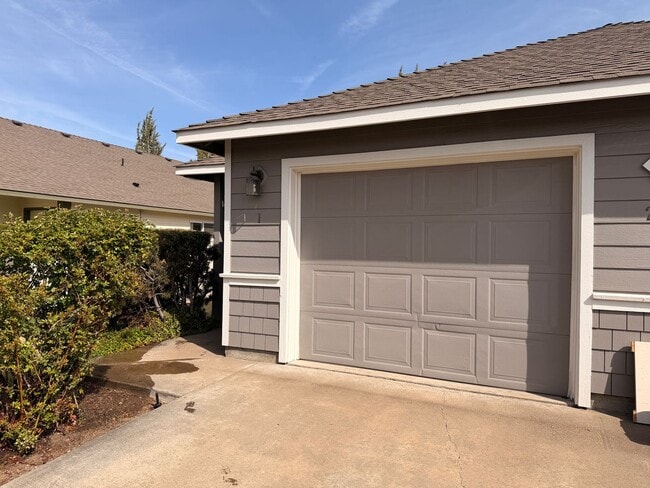 Building Photo - 2 Bedroom, 2 Bathroom Duplex in NE Bend – Available Late May