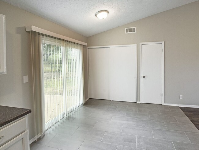 Building Photo - UPDATED 3 beds, 2 baths on cul de sac.