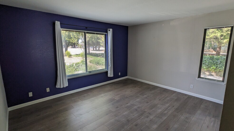 Master - 905 W Middlefield Rd