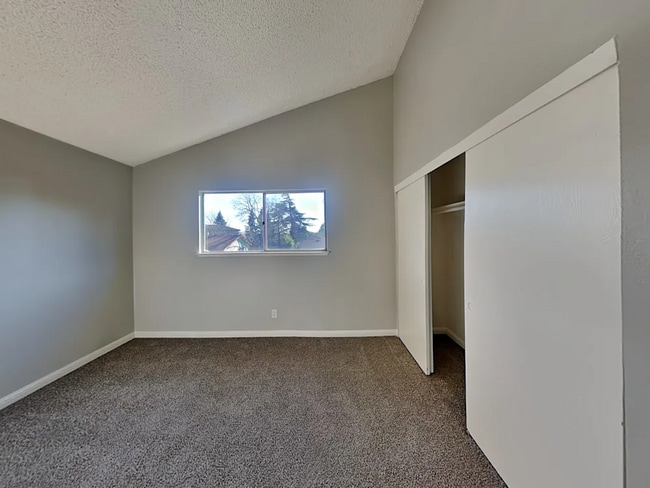 Building Photo - 715 Whispering Bay Ln