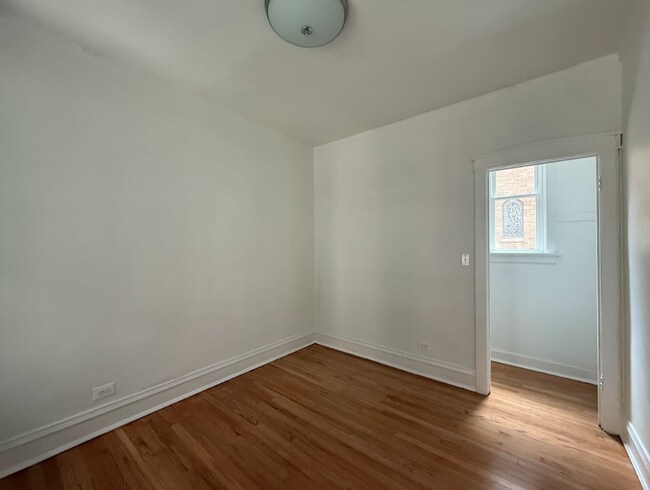 Building Photo - ?? Cozy 1BR Retreat in Hyde Park – Heat & ...