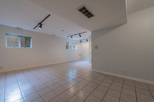 Building Photo - 3125 Lake Ave